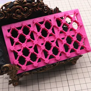 Moule d'impression de fleurs en grille plastique rose pour argile, vue principale.