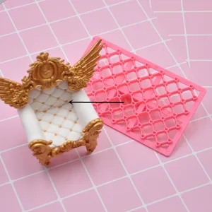 Detalle del molde de galletas de fondant rosa con patrón de corazón y hermoso trono.