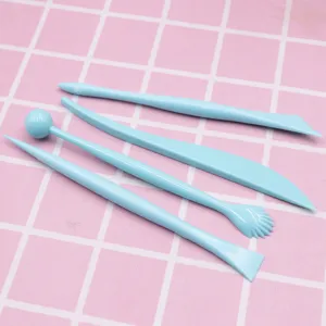 Gedetailleerd overzicht van vier blauwe plastic kleimodelleergereedschappen op een grid.