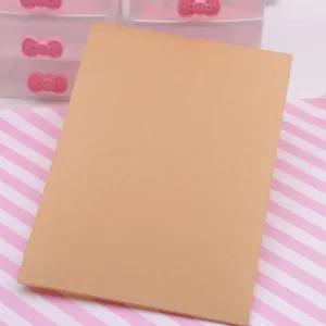 Detailansicht der Acryl-Arbeitsplatte für Tonkunst, glatte Oberfläche für einfaches Modellieren.