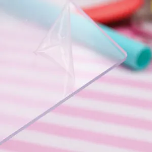 Transparente Acryl-Arbeitsunterlage für Ton und Töpferei-Skulpturen mit Schutzfolie.