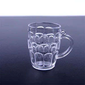 Mini transparenter Kunststoff-Bierkrug als Zubehör für DIY-Basteln und Puppenhaus-Dekoration.