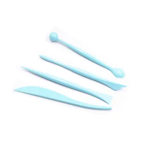 Detailweergave van de 4-delige plastic klei boetseerwerktuig set in lichtblauwe kleur.
