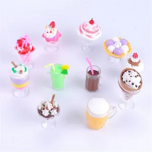 Nahaufnahme von Miniatur-Harz-Eiscreme und Sundae-Spielzeug, ideal für Puppenhaus-DIY-Dekor.