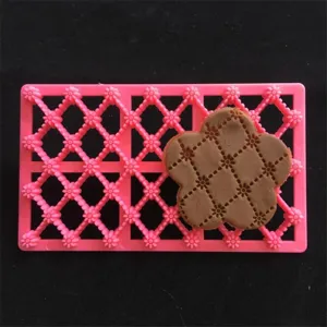 Molde de galletas de plástico rosa con patrón de celosía y herramienta de relieve