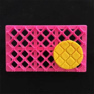 Molde de galletas de plástico rosa con diseño de rombos y herramienta para fondant