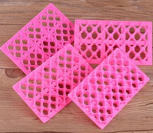 Moldes de gofrado para galletas de pastelería de plástico rosa con rejilla, ideal para decoración.