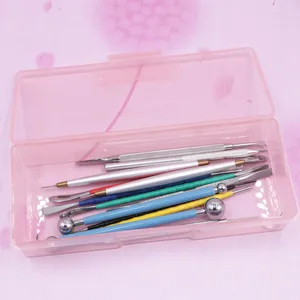 Vue détaillée d'un ensemble d'outils de sculpture en argile avec boîte de rangement pratique.