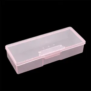 Détail de boîte de rangement en plastique transparent, contenant avec couvercle pour accessoires.