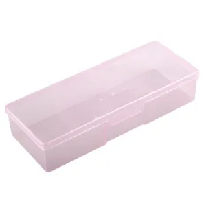 Vue détaillée de la boîte de rangement en plastique rose translucide pour accessoires.