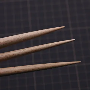 Vista detallada de herramienta de escultura de madera, aguja de cerámica para modelar arcilla.
