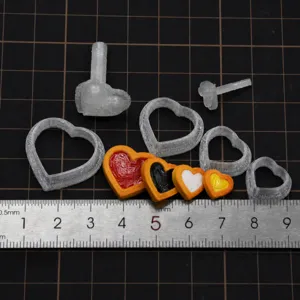 Mini ensemble de moules a biscuits en forme de coeur DIY pour argile detail vue claire.