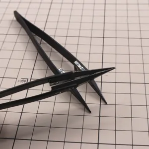 Detailopname van zwarte keramische pincet, precisiegereedschap voor klei ambacht.