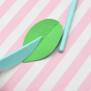 Polymer Ton Werkzeug Detailansicht mit Plastik Modellierwerkzeug und Blattform.