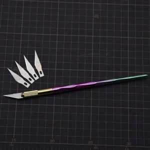 Nahaufnahme des Metall-Bastelmessers mit Farbverlauf und Ersatzklingen zum Tonmodellieren.
