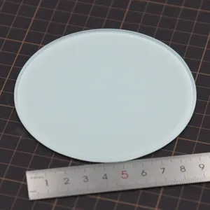 Gedetailleerd overzicht van dunne ronde glazen plaat voor klei en miniatuur knutselwerk.