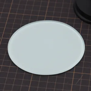 Ultradunne ronde glasplaat detailopname, glad oppervlak ontworpen voor klei- en handwerkgereedschap.