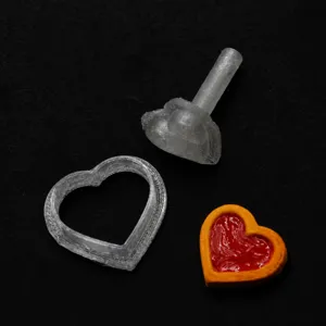 Vue détaillée du moule emporte-pièce de biscuits cœur miniature pour argile DIY.