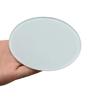 Detailopname van een ultradunne ronde glasplaat, perfect voor polymeerklei en poppen maken.