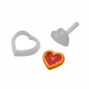 Mini ensemble d'emporte-pièce cœur et breloque pour bricolage argile et pâtisserie.