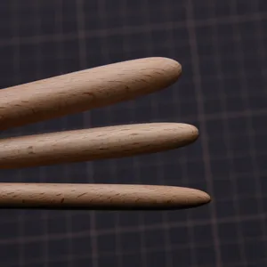 Detalle de herramienta de escultura de arcilla de madera de haya, puntas redondas y finas.