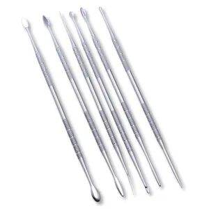 Edelstahl Ton Modellierwerkzeug Detailansicht, doppelendiges Präzisions Handwerksinstrument.