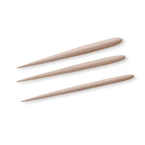 Primer plano detalle del juego de herramientas para moldear arcilla de madera de haya, textura lisa.
