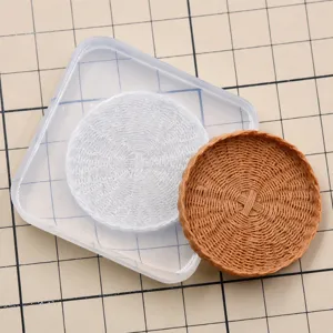 Miniatur Rattan Tablett Silikonform und fertiges Modell Set für DIY Puppenhaus Handwerk und Ton.