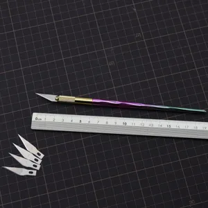 Detailaufnahme des Metall-Bastelmesser-Sets mit Farbverlauf-Griff und Ersatzklingen.