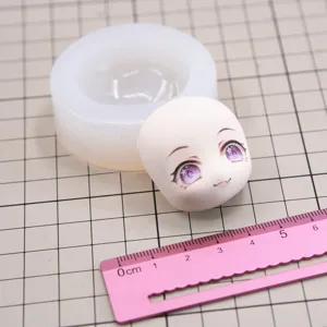 Vista detallada de molde de arcilla, molde de silicona y cara de anime bonita para proyectos DIY.