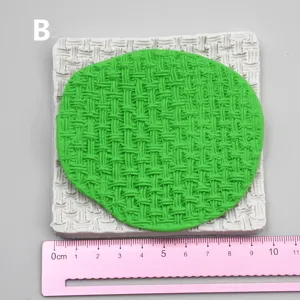 Strickmuster Silikonform Detailansicht mit Tonstrukturmuster und einem praktischen Messlineal.