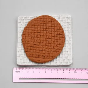 Hochwertige Silikonform mit feiner Stricktextur für Ton und Backhandwerk mit Massstab.