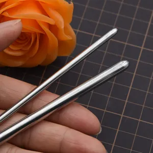 Metall Bildhauer Nadel Detailansicht mit strukturierter Oberfläche für Ton Modellierwerkzeug.