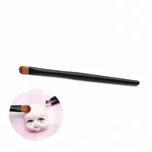 Detailansicht des weichen Pinselns fuer Tonpuppen, ideal fuer praezise Gesichtsfarben.