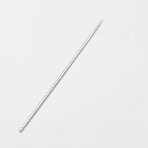 Detail van de roestvrijstalen boetseernaald voor klei, met 3 mm diameter en 18 cm lang.