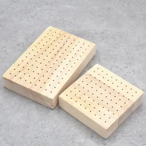 Detailansicht des Holz-Trocknungsbretts mit Löchern für Fimo, Ton und Bastelarbeiten.