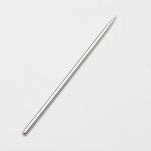 Detail van roestvrijstalen boetseerstaaf, diameter 5mm en 18cm lengte voor klei knutselen.