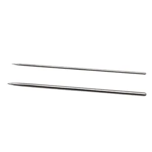Detailopname van twee RVS boetseernaalden, met een gladde metalen structuur en fijne scherpe punten.
