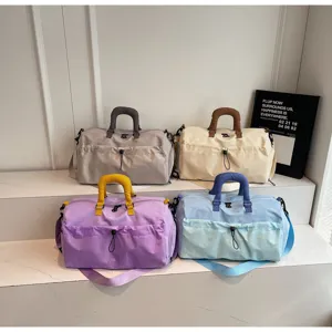 Vue détaillée du grand sac de voyage avec options multicolores, idéal pour le sport et fitness.