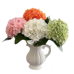 Künstliche Hortensien Blumenstrauß mit weißer Vase für Heim Hochzeit Party Dekor.