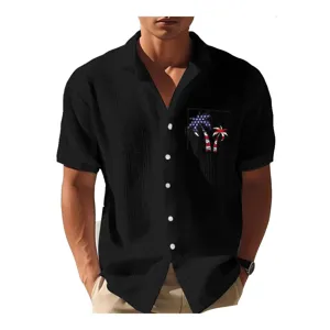 Dettaglio camicia manica corta nera da uomo, con colletto e tasca con palme.