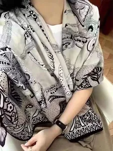 Grande foulard quadrato nero e bianco con stampa a catena classica, elegante scialle da donna.