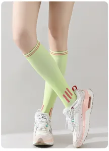 Gros plan sur les chaussettes de compression sport pour femmes en vert clair, idéales fitness.