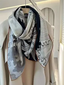 Squisito foulard quadrato oversize con intricato motivo marino, tessuto elegante, dettaglio.