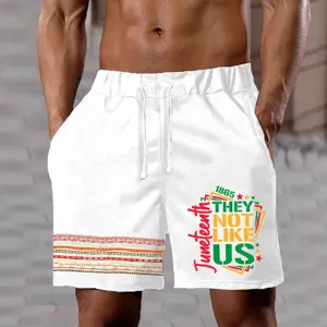 Pantaloncini da mare casual da uomo in bianco con stampa 3D e slogan del festival.