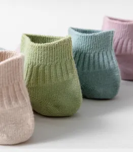 Bequeme Damen Kurzsocken aus reiner Baumwolle, atmungsaktives einfarbiges Design.