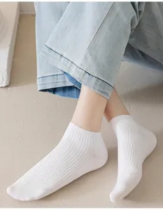 Nahaufnahme von weißen Damen-Sneakersocken, mit geripptem Design für bequemen Sommerspaß.