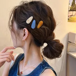 Acetat ovale kleine Haarklammer Detailansicht, elegante seitlich getragene Haarspange Damen.