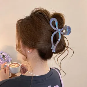 Detailansicht der Perlen-Glanz Schleifen Haarklammer, elegantes Haaraccessoire für Frisuren.