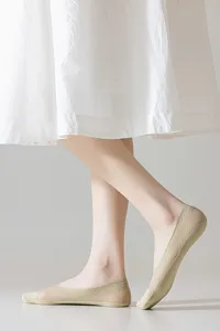 Women's ice silk invisible boat socks with anti-slip design and cotton sole for summer shoes.